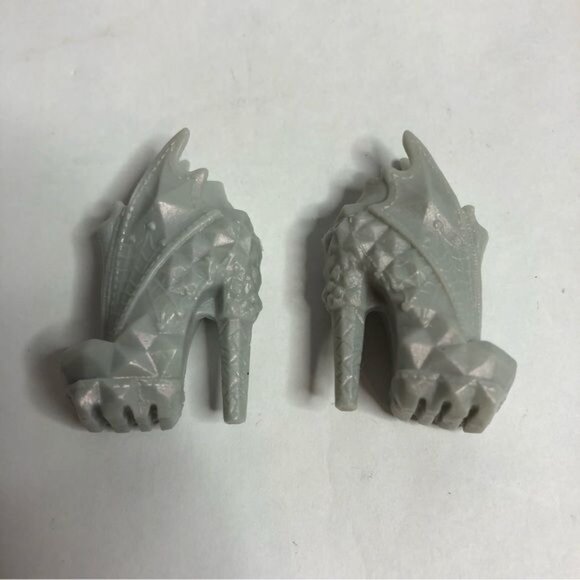 Monster High Boo York Draculaura‎ Doll Outfit Replacement Silver Gargoyle Shoes - Picture 1 of 5